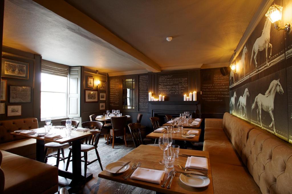 Готель The Kings Arms Didmarton Екстер'єр фото